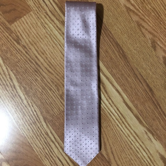DKNY Tie Pink/Dot Pattern 100% Silk EUC - Picture 2 of 4